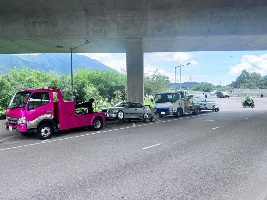 警員亦在荃錦公路及沙頭角公路截查多部涉嫌非法改裝的車輛。警方圖片 警員亦在荃錦公路及沙頭角公路截查多部涉嫌非法改裝的車輛。警方圖片