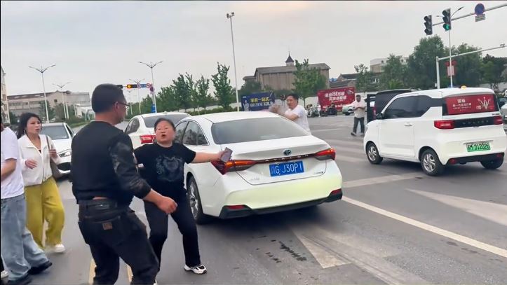 王芳（右）被撞後，下車呼叫民眾協助破窗救人。抖音