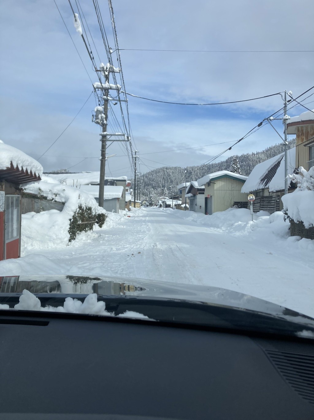 日本青森縣受大雪侵襲，部份地區積雪達3米。X