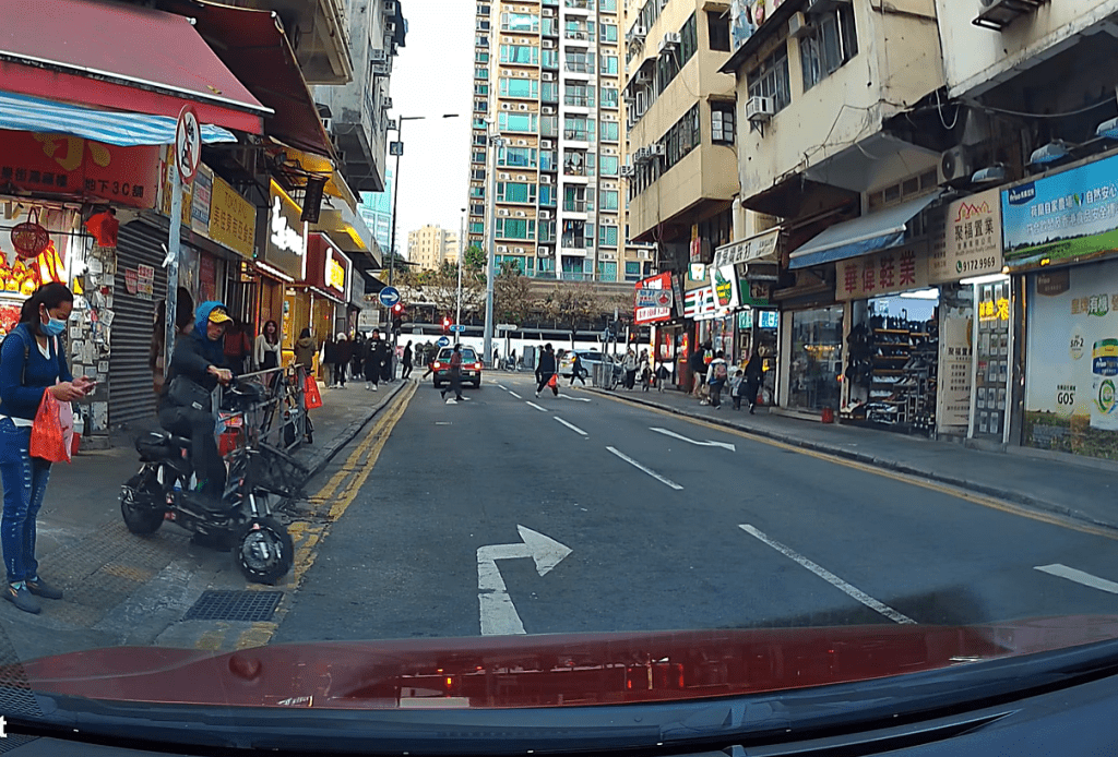 男子駕駛懷疑電動單車在等候過馬路。fb：車cam L（香港群組）