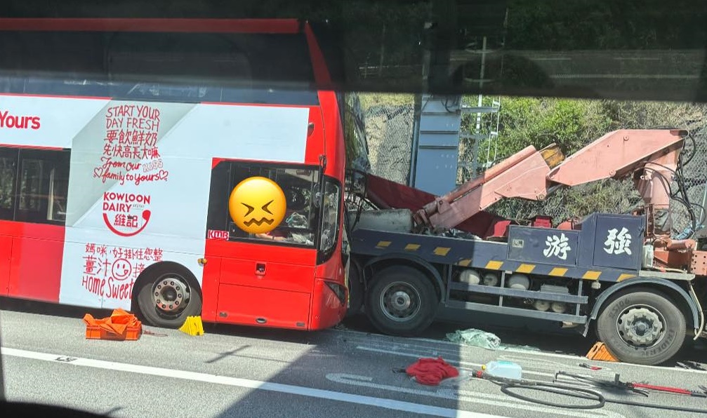 巴士車頭損毀嚴重。fb： 香港交通及突發事故報料區
