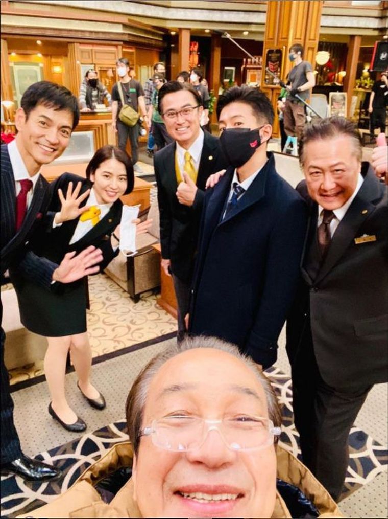 澤村（左一）染疫，早前演員大合照時，只有木村戴上口罩。