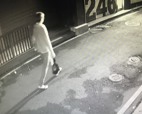 閉路電視拍到一名可疑男子。網圖