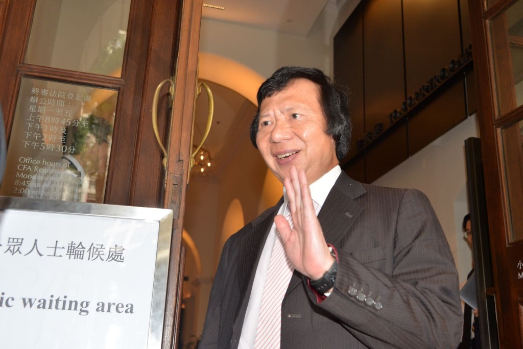 郭炳江向記者揮手。