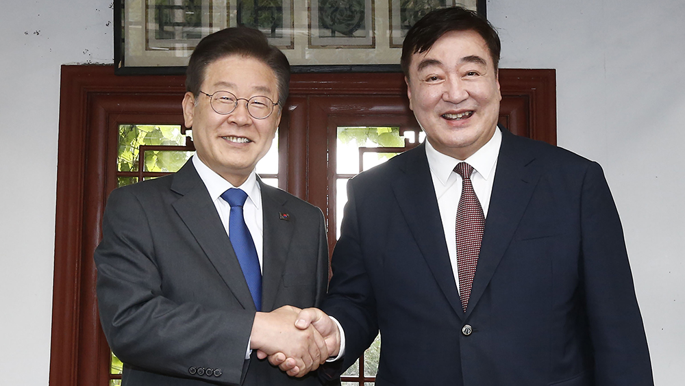 中國駐韓大使邢海明(右)日前會見南韓共同民主黨黨魁李在明。AP