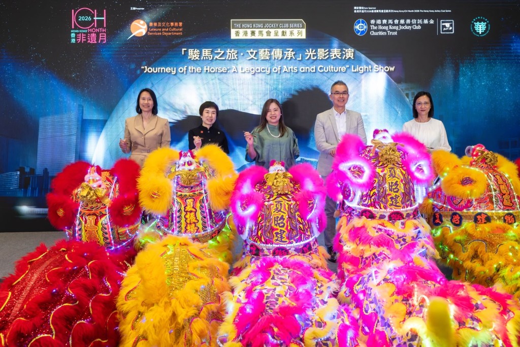 香港特別行政區政府文化體育及旅遊局局長羅淑佩（位置）、香港賽馬會慈善事務部主管（文化；體育；社區聯繫協作）葉巧兒（位置）、非物質文化遺產諮詢委員會主席麥勁生教授（位置）、康樂及文化事務署署長陳詠雯（位置），以及非物質文化遺產辦事處總監吳雪君（位置）一同主持「香港賽馬會呈獻系列：『駿馬之旅．文藝傳承』光影表演」開幕典禮。