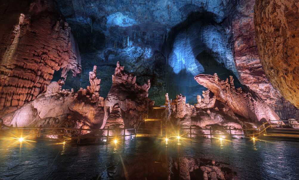 百洞峽旅遊區位於湖北省陽新縣洋港鎮，位於鄂贛兩省交界處，以一條峽谷貫穿百洞聞名。