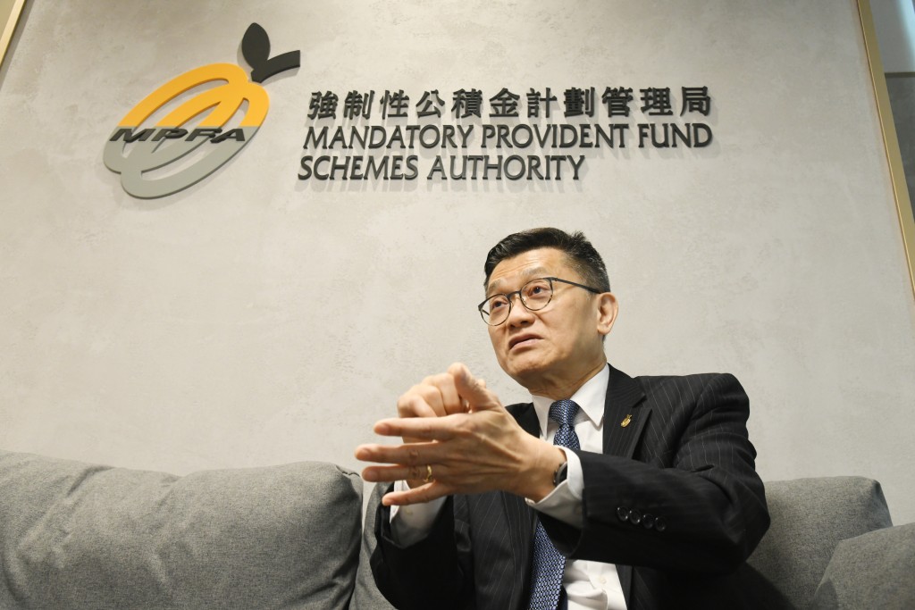 鄭恩賜表示,電子化帶來規模效益,讓行政費得以大幅下調,預計明年平均行政費將降至0.29%。資料圖片 鄭恩賜表示,電子化帶來規模效益,讓行政費得以大幅下調,預計明年平均行政費將降至0.29%。資料圖片