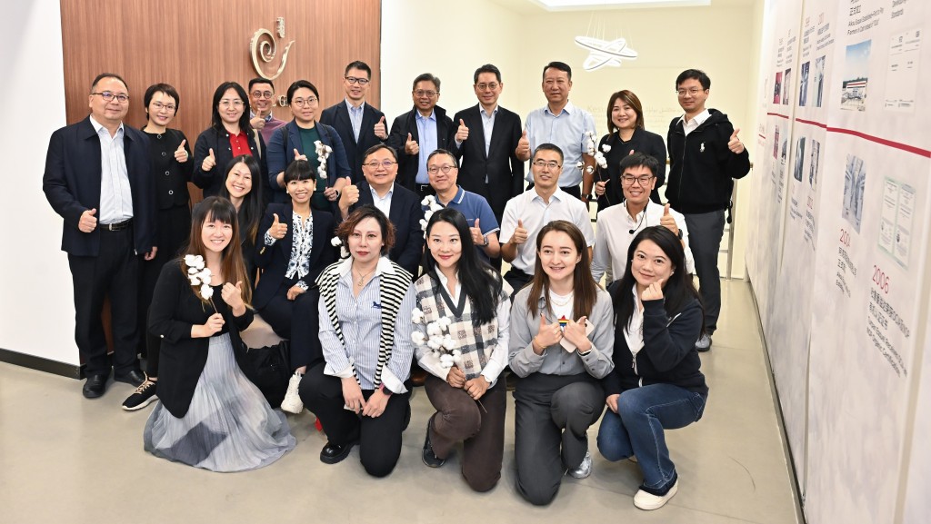 林定國（第二排右三）和代表團與烏魯木齊港資企業人員合照。政府新聞處