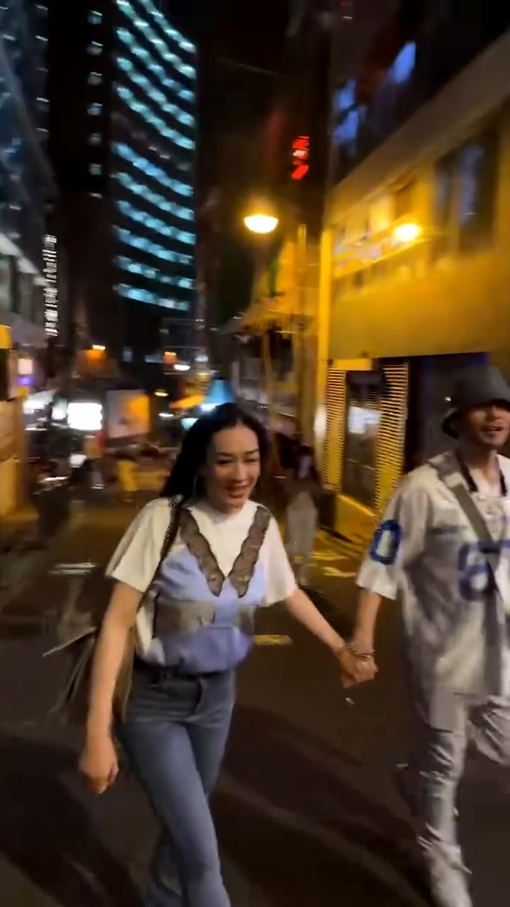 鍾麗緹與老公張倫碩拍拖現身香港。