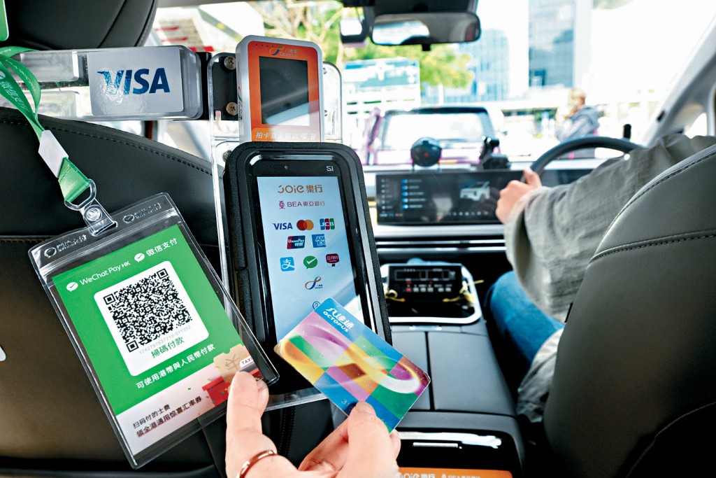 的士司機提供電子支付方式的新規定今日起正式實施。