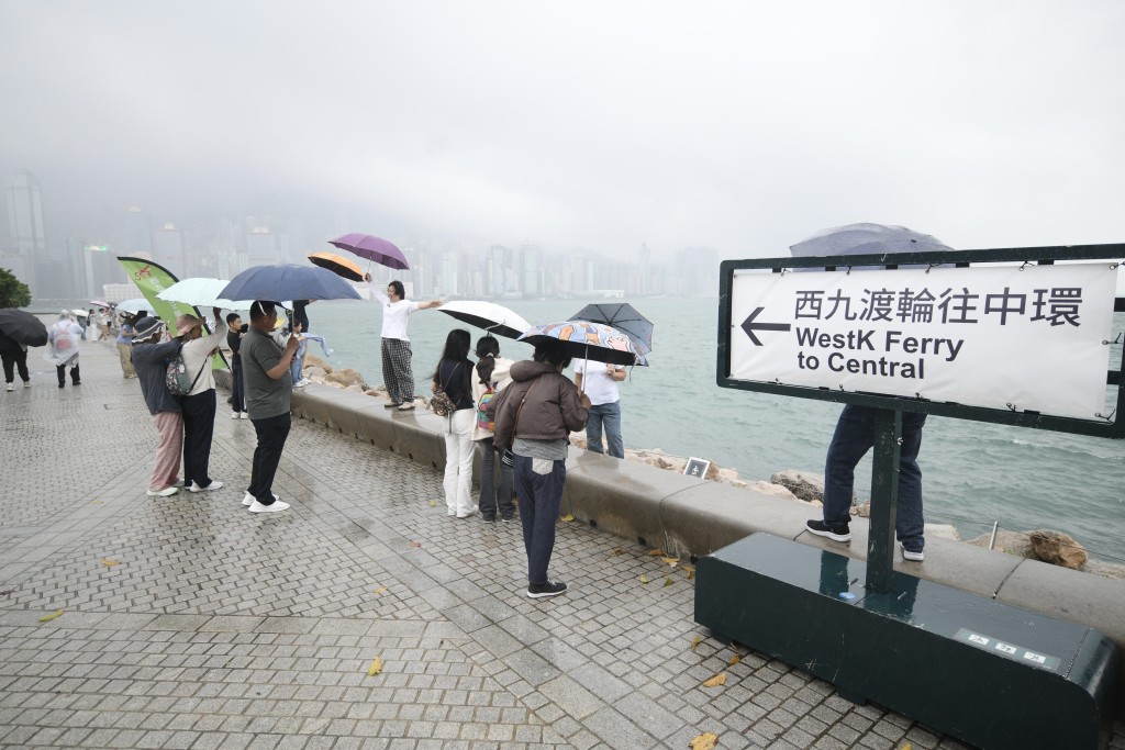 内地清明长假期首日刚巧黄雨，仍无阻旅客游览的心情。