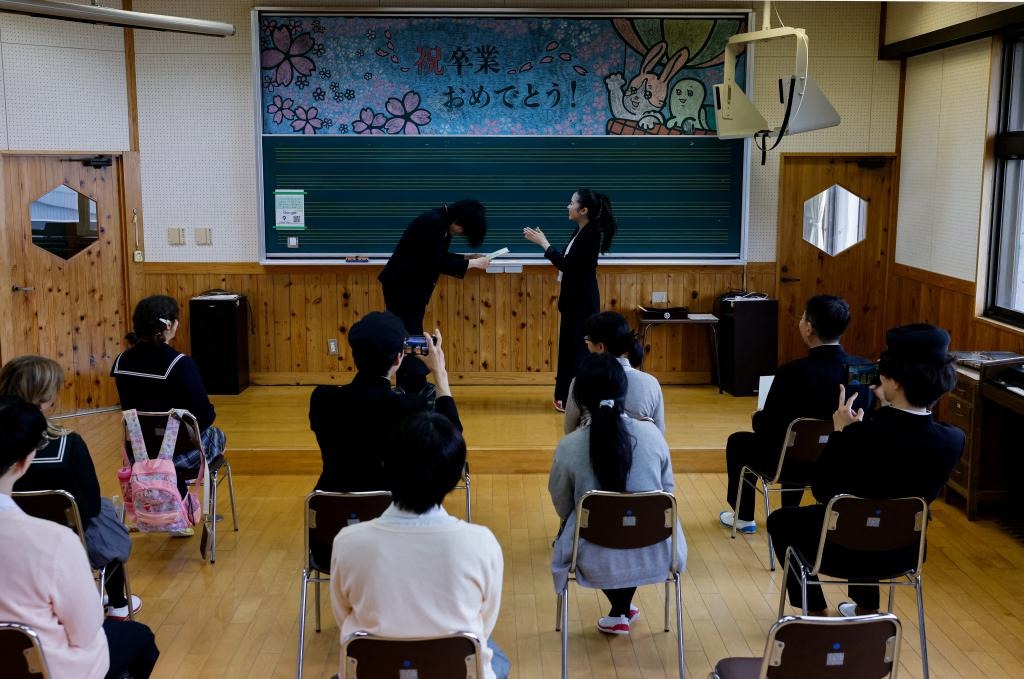 完成高中生活體驗活動的遊客參加「畢業禮」。