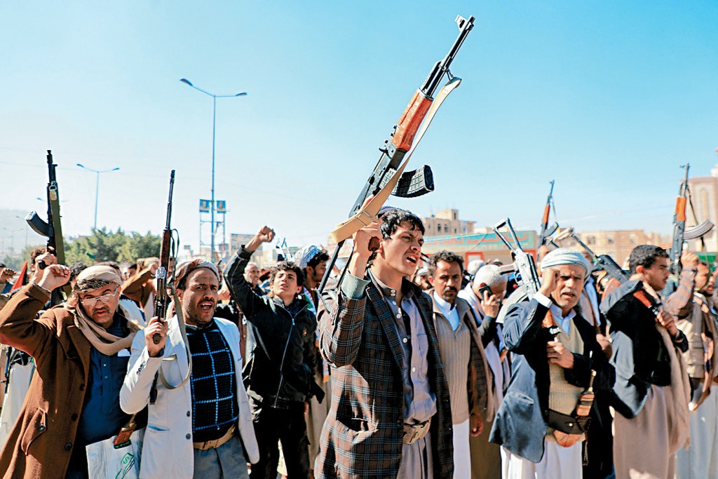 也门胡塞武装分子周四在首都萨那游行，声援巴勒斯坦人。