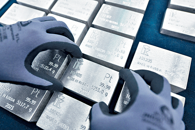 一眾貴金屬價格再創歷史新高，鉑金突破每盎司2400美元。