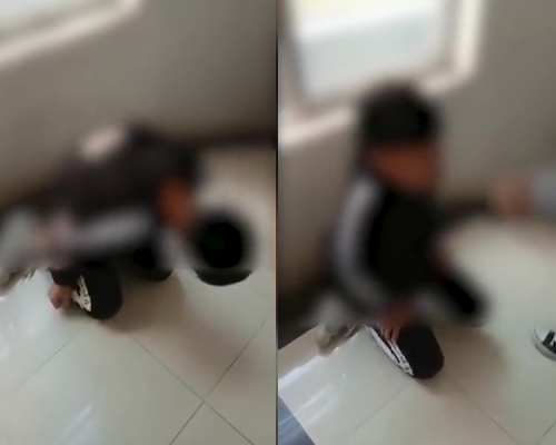 一個跪著的男生在樓梯口被身穿校服的學生漫罵和毆打，時間約1分04秒，旁邊不時傳來嬉笑的聲音。（網圖）