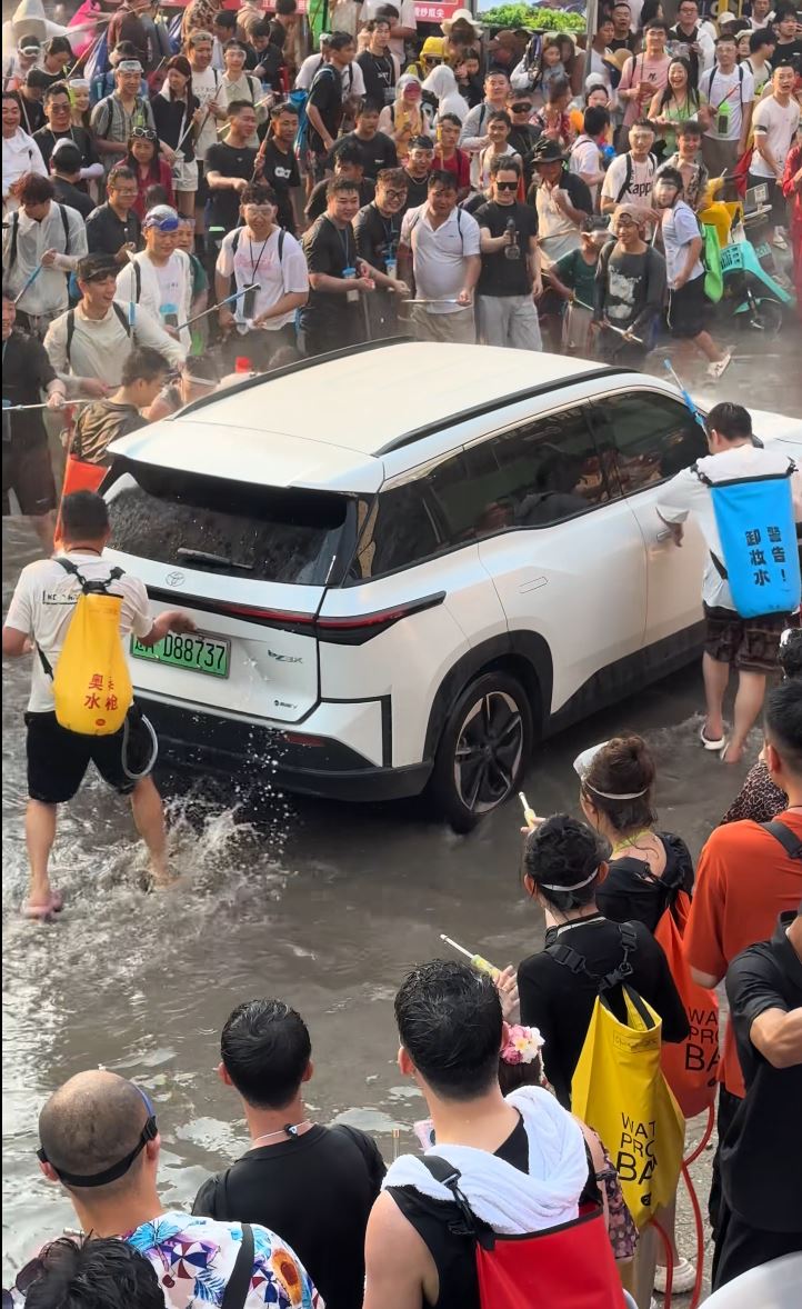 岑女士的汽车被强行开门恶意射水。抖音@静妹