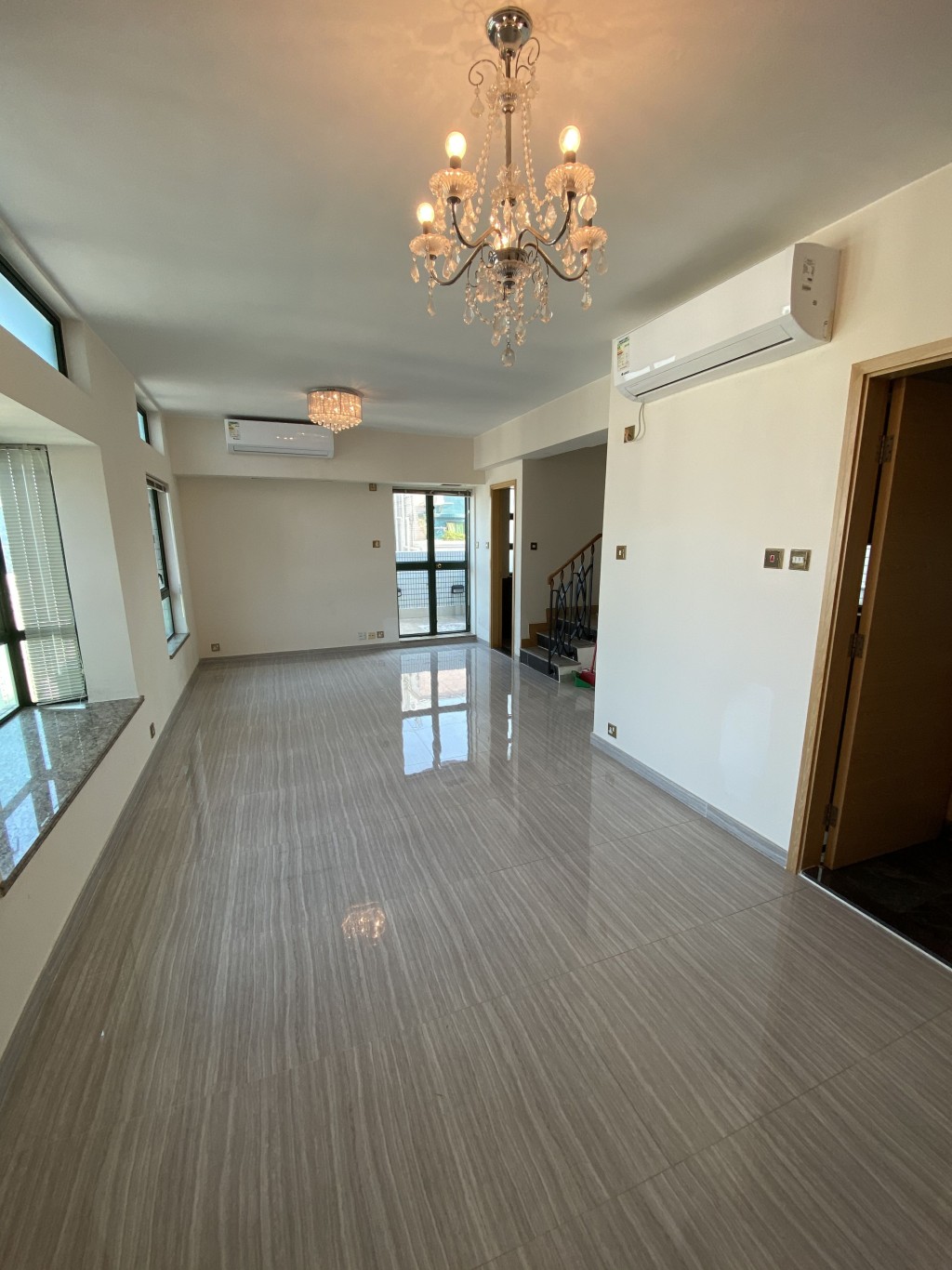 單位樓底夠高,加上採淺色牆身及鋪上光面地磚,大大提升空間感。