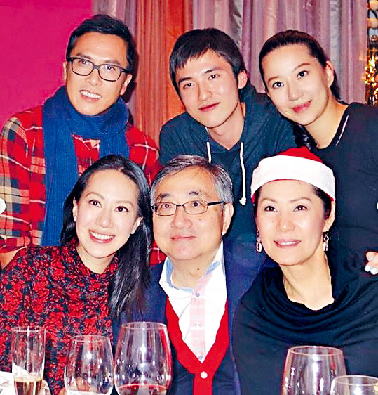 詩詩分享與父母、老公甄子丹及妹妹妹夫的合照悼念爸爸。