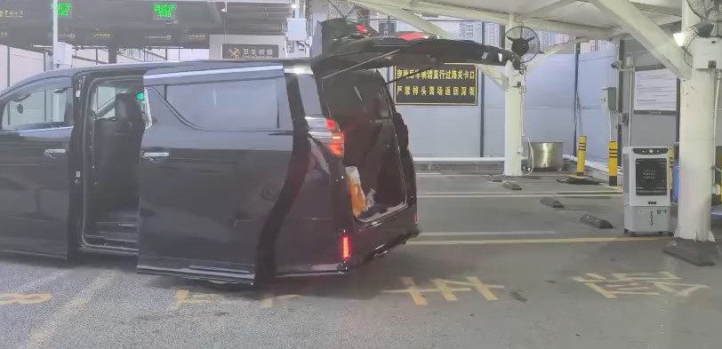七人車經皇崗南下關過，司機被揭外套狂塞61萬港元現金。微博@海關發布