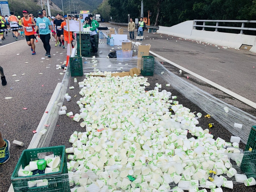 團體認為水站的回收指示未有改善,仍靠義工將較為清潔的執起分類回收。綠惜地球圖片