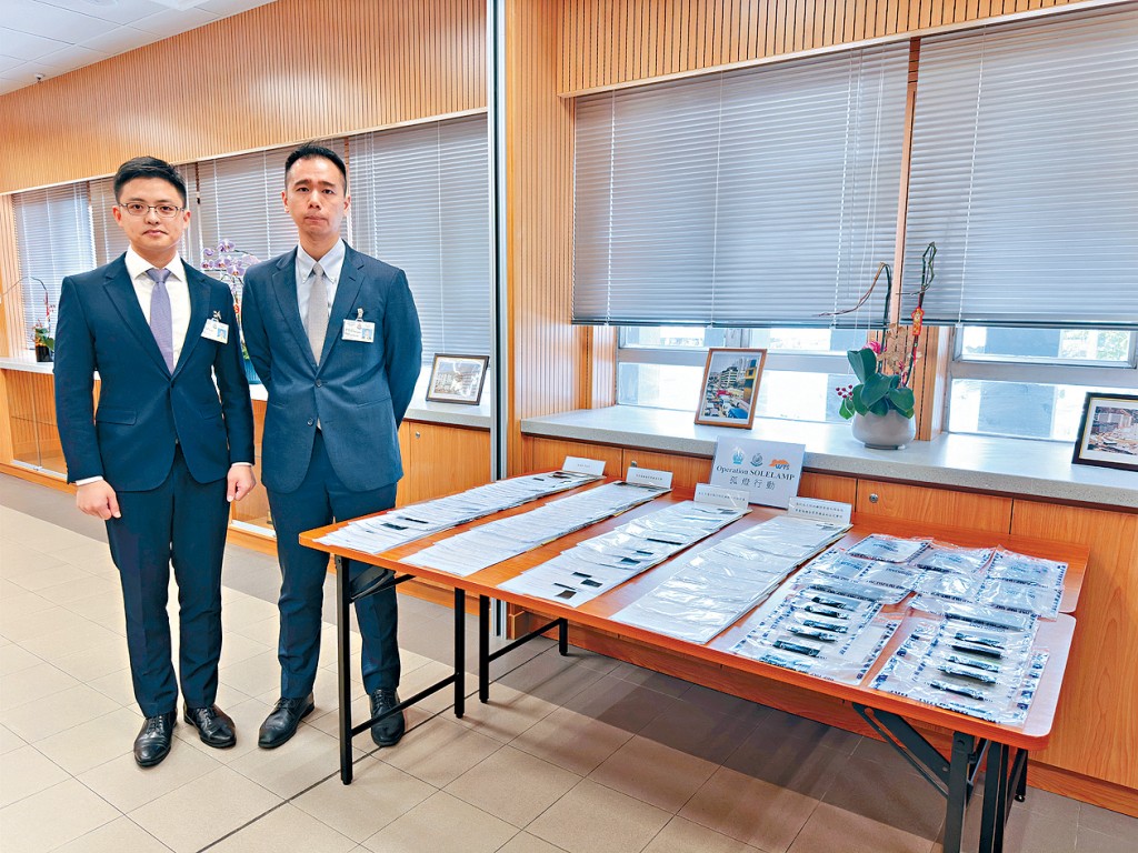 黃大仙警區重案組第2隊主管林英品督察(左),講述詐騙案案情。