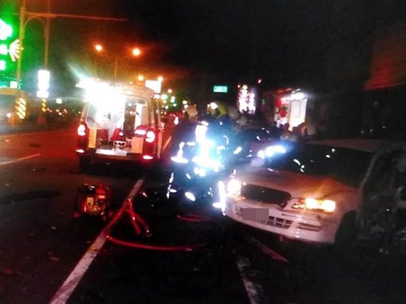 警方到場救出司機但已傷重死亡。中時