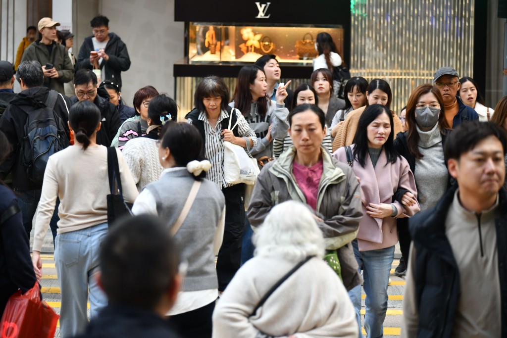 問卷調查反映不少市民的謹慎態度，或許與本港近年市面氣氛、店鋪結業等消息有關，導致他們理財取態亦偏向保守。