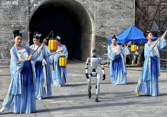 機械人在西安長城文化節演出。