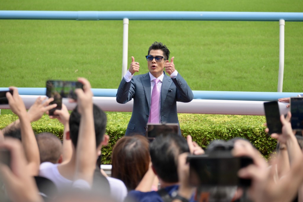 馬會「馬年大使」郭富城獻唱馬會年度主題曲《衝衝衝》以揭開序幕。 馬會「馬年大使」郭富城獻唱馬會年度主題曲《衝衝衝》以揭開序幕。