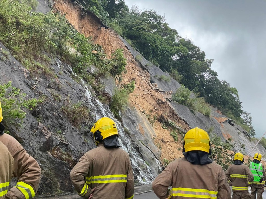 政府派員在場搜救及清理山泥。