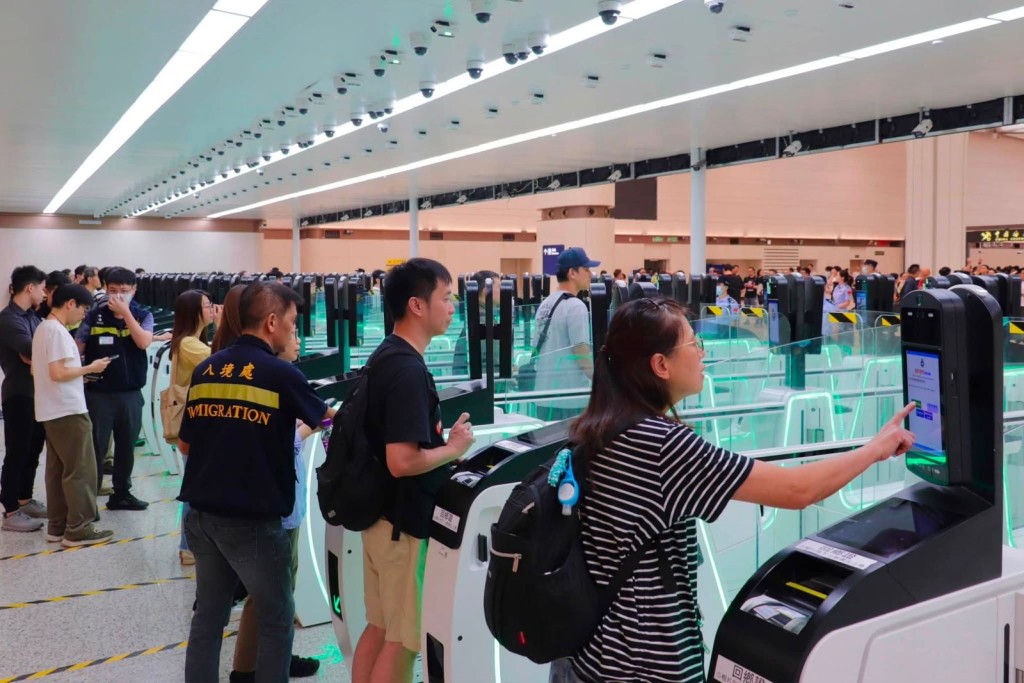 參與測試的同事模擬旅客由香港出境，再於深圳入境的完整流程。