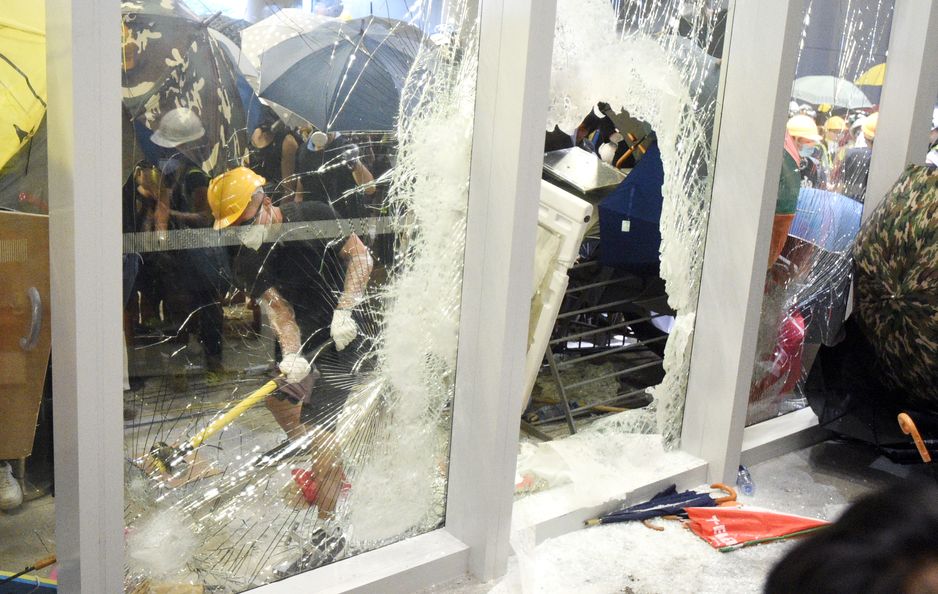 示威者破壞立法會玻璃。資料圖片