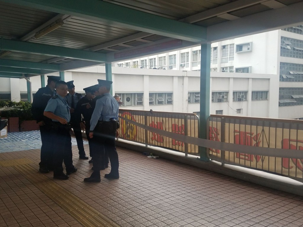 警方在天橋上調查。