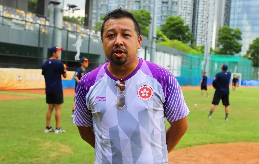 香港棒球總會主席與香港青年聯會副主席何迪夫 。央視圖片