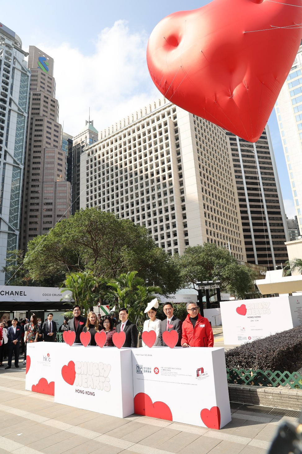 刘嘉玲今日（14日）到中环出席一个巨型红心设计装置揭幕活动。