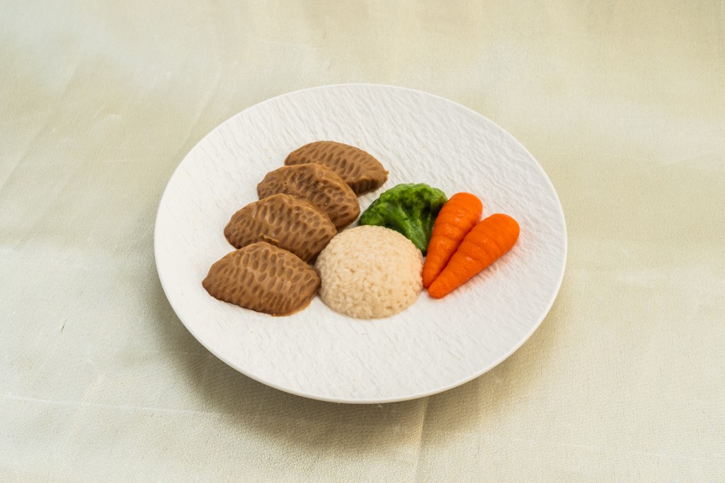(Level 4) 瑞士雞翼飯。 (Level 4) 瑞士雞翼飯。