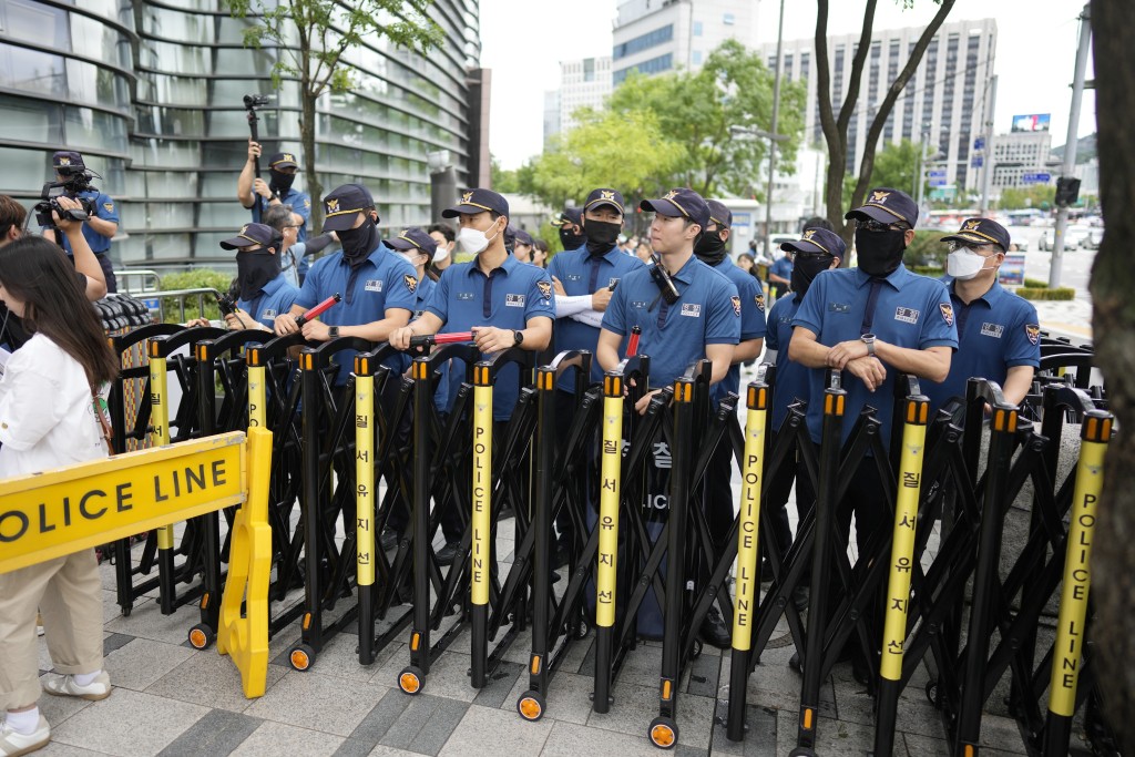 大批警员在日本驻南韩大使馆外驻守。美联社
