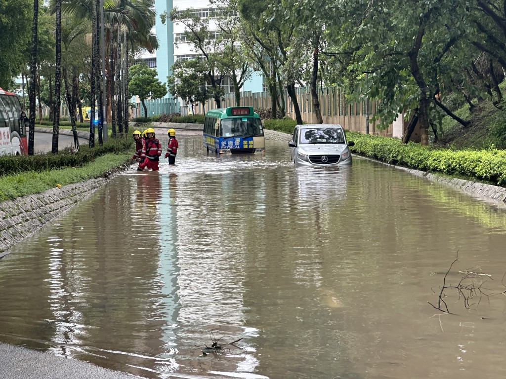 宝康路有车辆被洪水围困。梁国峰摄
