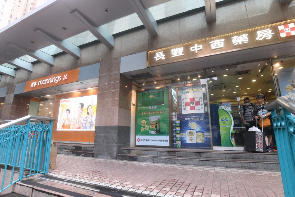 長豐中西藥房迄立在德福廣場45年。何君健攝