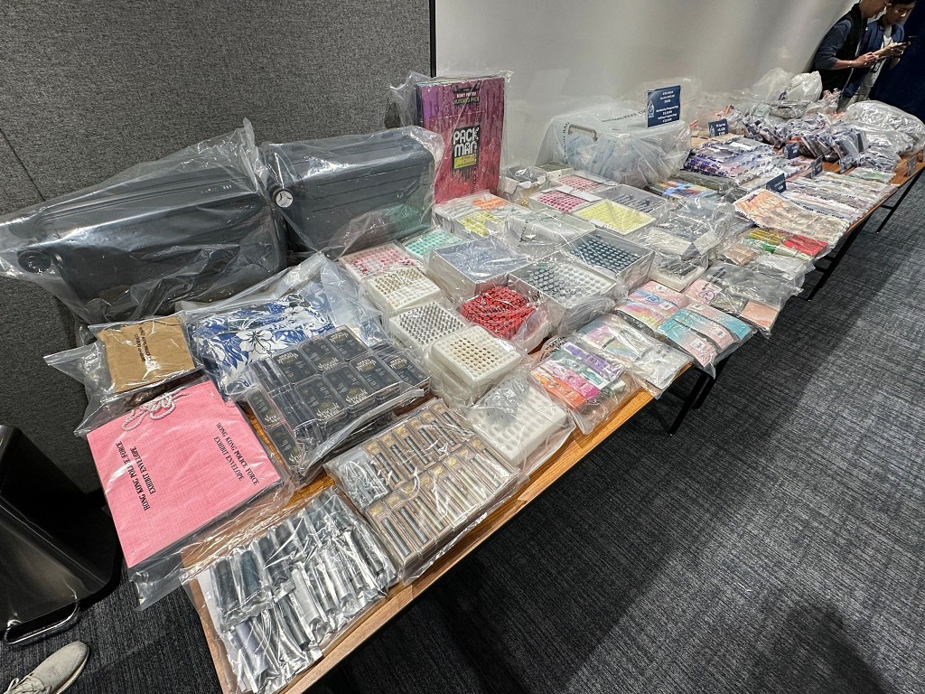 警方展示搜獲的懷疑毒品。
