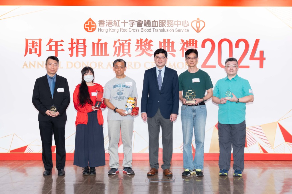 高拔陞（右三）特別表揚數位獲獎的醫管局傑出捐血員工。政府新聞處圖片
