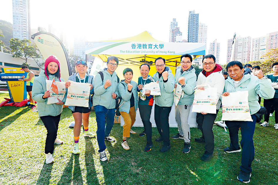 教大師生昨參加渣馬，並於比賽完結後獲大學送贈「福袋」。右四為陳智軒。