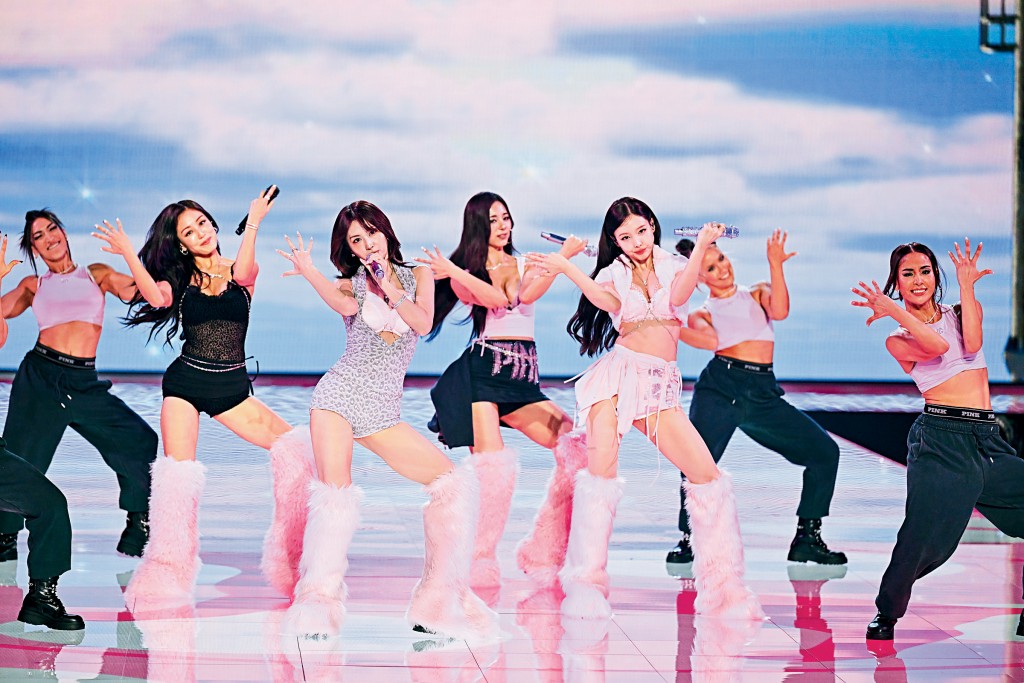 TWICE成員志效(左二)、子瑜(右三)、MOMO(左三)及娜璉(右二)性感現身在紐約舉行的內衣時裝騷。