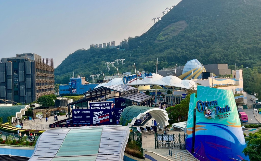 香港壁球公開賽8強開始移師海洋公園大門前的四面玻璃場進行。徐嘉華攝