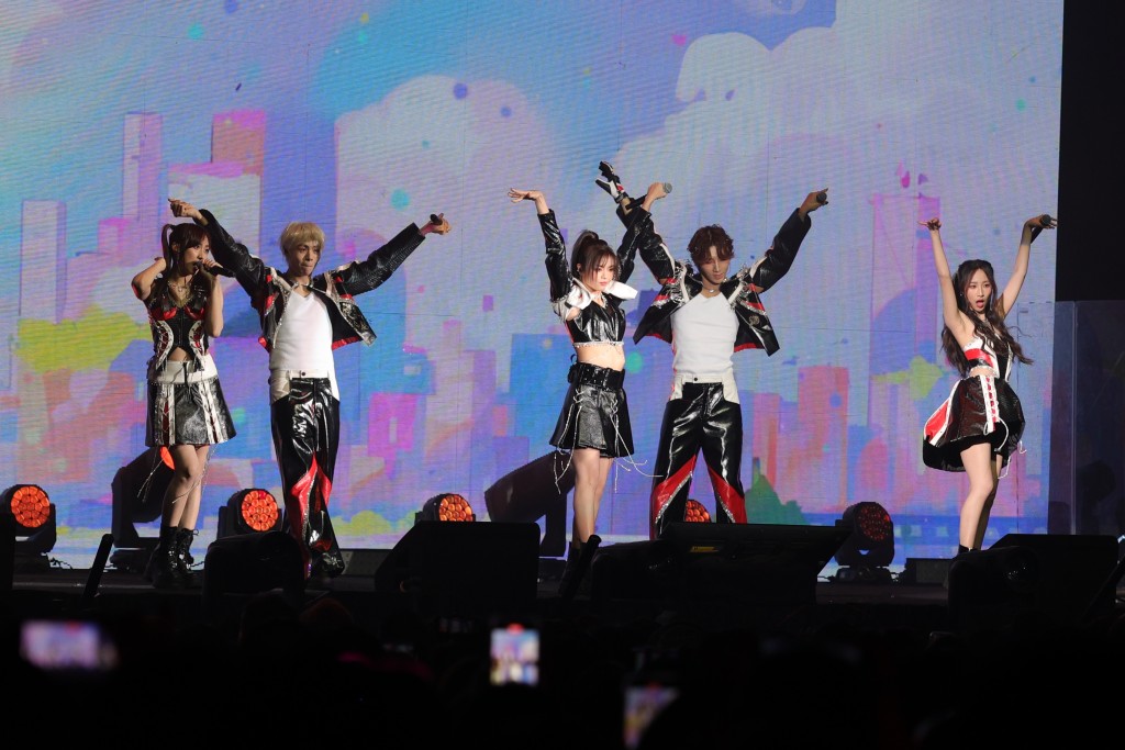 鍾柔美 、文凱婷、詹天文再加入《亞洲超星團》的黃奕斌和冼靖峰 大唱勁歌熱舞。
