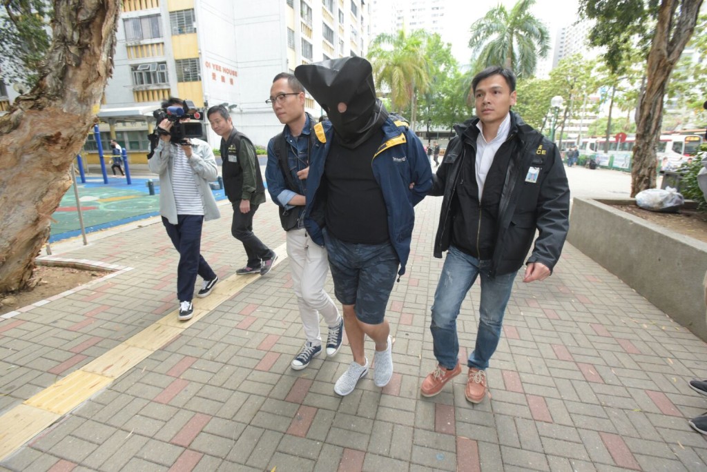 疑犯被押返住所搜證。黃文威攝