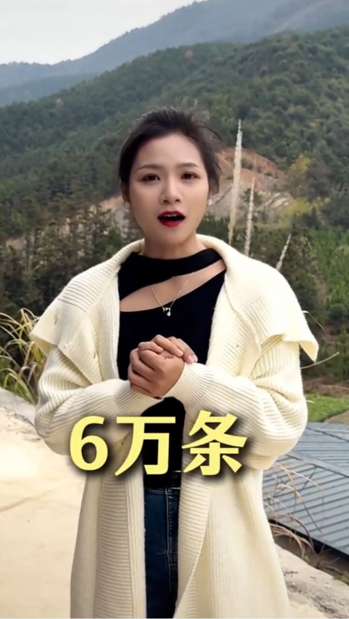 桂林女蛇王自小與蛇為伴，現在養6萬毒蛇，年入百萬元。抖音