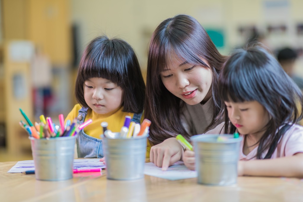 耀中幼教學院的網上課堂以遊戲為本，該學院經理（持續及專業進修）陳可兒期望孩子可透過當中活動汲取知識，同時拉近親子關係。