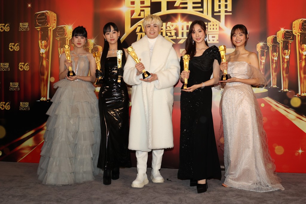 與同屬《聲夢傳奇》的炎明熹及冼靖峰獲獎。